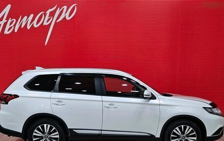 Mitsubishi Outlander III рестайлинг 3, 2020 год, 1 875 000 рублей, 6 фотография