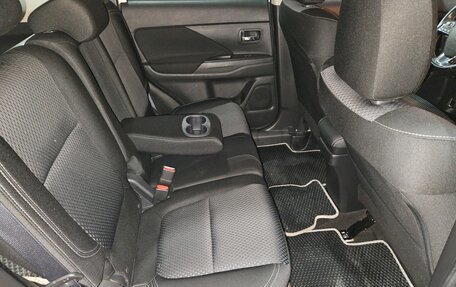 Mitsubishi Outlander III рестайлинг 3, 2020 год, 1 875 000 рублей, 13 фотография