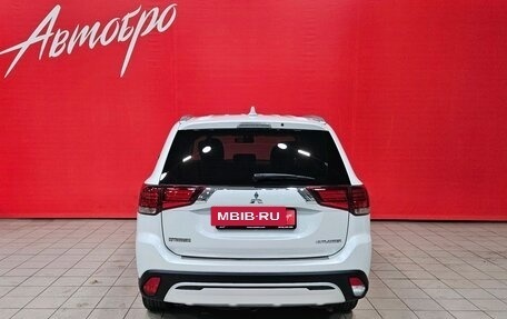 Mitsubishi Outlander III рестайлинг 3, 2020 год, 1 875 000 рублей, 4 фотография