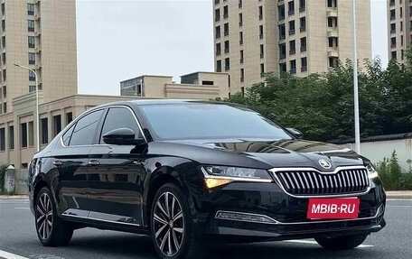 Skoda Superb III рестайлинг, 2022 год, 2 350 000 рублей, 1 фотография