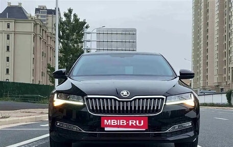 Skoda Superb III рестайлинг, 2022 год, 2 350 000 рублей, 2 фотография