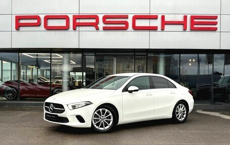 Mercedes-Benz A-Класс, 2019 год, 2 500 000 рублей, 1 фотография