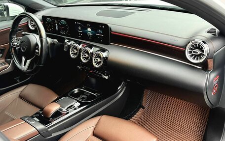 Mercedes-Benz A-Класс, 2019 год, 2 500 000 рублей, 10 фотография