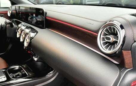 Mercedes-Benz A-Класс, 2019 год, 2 500 000 рублей, 18 фотография