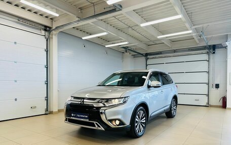 Mitsubishi Outlander III рестайлинг 3, 2019 год, 2 799 999 рублей, 2 фотография