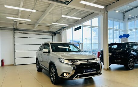 Mitsubishi Outlander III рестайлинг 3, 2019 год, 2 799 999 рублей, 8 фотография