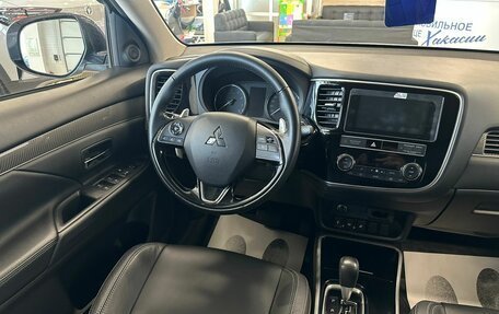 Mitsubishi Outlander III рестайлинг 3, 2019 год, 2 799 999 рублей, 14 фотография