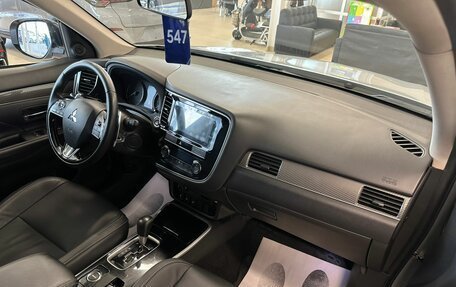 Mitsubishi Outlander III рестайлинг 3, 2019 год, 2 799 999 рублей, 13 фотография