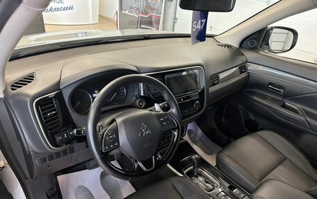 Mitsubishi Outlander III рестайлинг 3, 2019 год, 2 799 999 рублей, 11 фотография