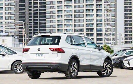 Volkswagen Tiguan II, 2025 год, 3 550 000 рублей, 5 фотография