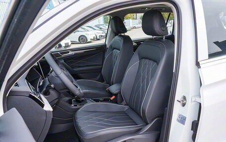 Volkswagen Tiguan II, 2025 год, 3 550 000 рублей, 9 фотография