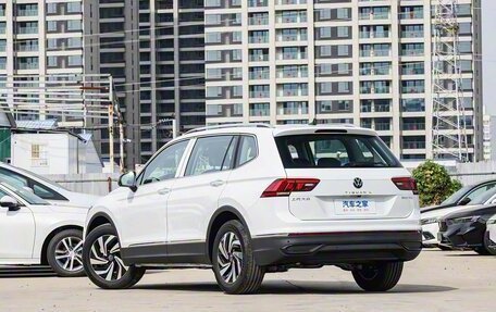 Volkswagen Tiguan II, 2025 год, 3 550 000 рублей, 7 фотография