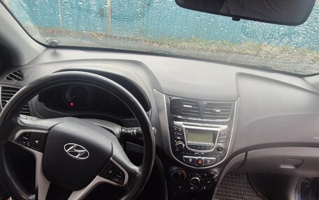 Hyundai Solaris II рестайлинг, 2011 год, 660 000 рублей, 10 фотография