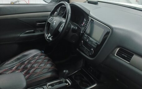 Mitsubishi Outlander III рестайлинг 3, 2018 год, 1 650 000 рублей, 11 фотография