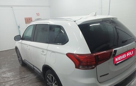 Mitsubishi Outlander III рестайлинг 3, 2018 год, 1 650 000 рублей, 4 фотография