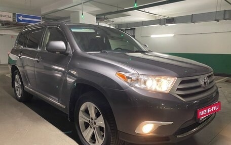 Toyota Highlander III, 2013 год, 1 650 000 рублей, 2 фотография