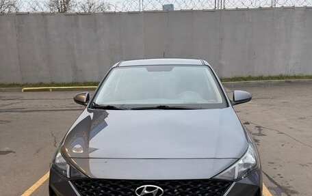 Hyundai Solaris II рестайлинг, 2021 год, 1 580 000 рублей, 2 фотография