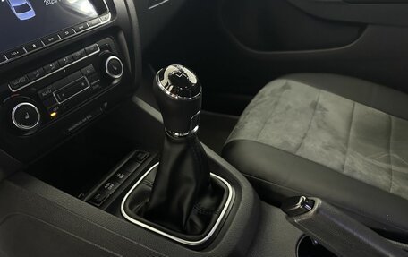 Volkswagen Jetta VI, 2011 год, 900 000 рублей, 13 фотография