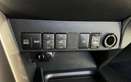 Toyota RAV4, 2018 год, 2 600 000 рублей, 19 фотография