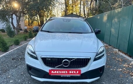 Volvo V40 Cross Country I, 2017 год, 2 450 000 рублей, 3 фотография