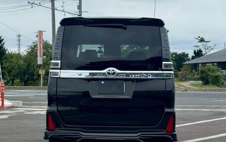 Toyota Voxy III, 2021 год, 1 795 000 рублей, 3 фотография