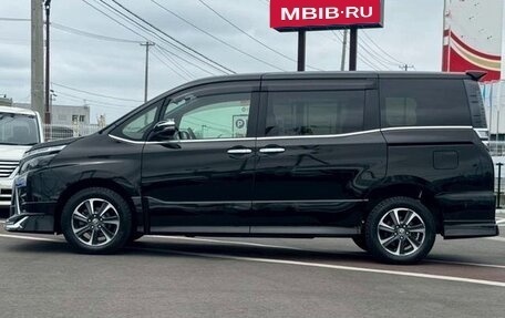 Toyota Voxy III, 2021 год, 1 795 000 рублей, 5 фотография