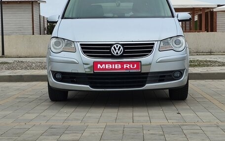 Volkswagen Touran III, 2009 год, 990 000 рублей, 1 фотография