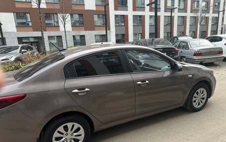 KIA Rio IV, 2018 год, 1 000 000 рублей, 3 фотография