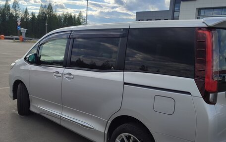 Toyota Noah III, 2015 год, 1 740 000 рублей, 2 фотография