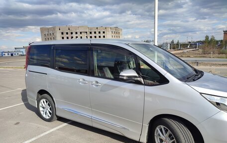 Toyota Noah III, 2015 год, 1 740 000 рублей, 5 фотография