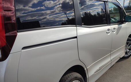 Toyota Noah III, 2015 год, 1 740 000 рублей, 3 фотография