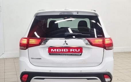 Mitsubishi Outlander III рестайлинг 3, 2022 год, 2 220 000 рублей, 3 фотография