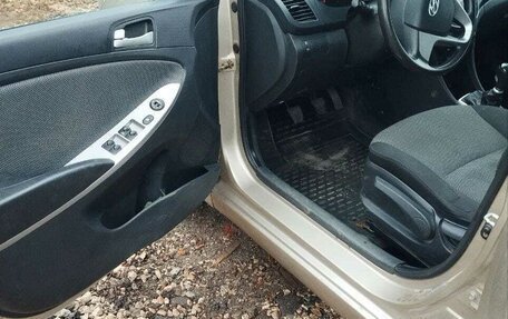 Hyundai Solaris II рестайлинг, 2011 год, 630 000 рублей, 7 фотография