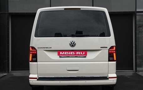 Volkswagen Caravelle T6 рестайлинг, 2021 год, 5 450 000 рублей, 6 фотография