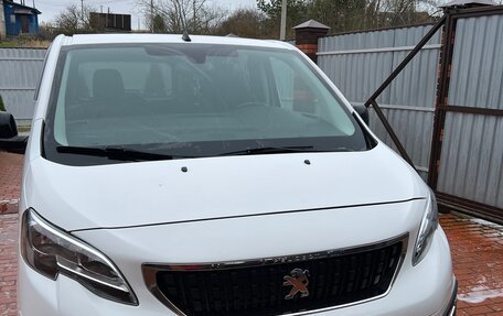 Peugeot Traveller I, 2018 год, 2 250 000 рублей, 3 фотография