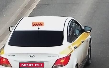 Hyundai Solaris II рестайлинг, 2015 год, 580 000 рублей, 1 фотография