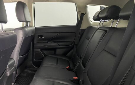 Mitsubishi Outlander III рестайлинг 3, 2018 год, 1 890 000 рублей, 13 фотография