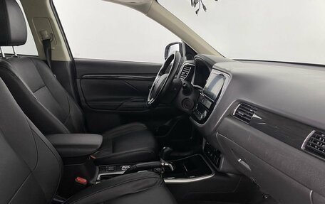 Mitsubishi Outlander III рестайлинг 3, 2018 год, 1 890 000 рублей, 12 фотография