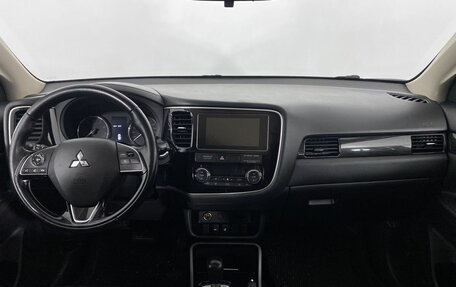 Mitsubishi Outlander III рестайлинг 3, 2018 год, 1 890 000 рублей, 15 фотография