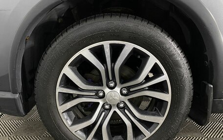 Mitsubishi Outlander III рестайлинг 3, 2018 год, 1 890 000 рублей, 19 фотография