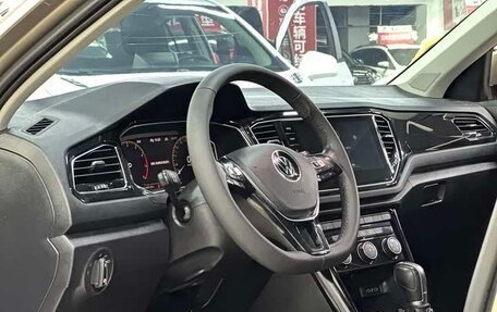 Volkswagen T-Roc I, 2022 год, 1 800 000 рублей, 16 фотография