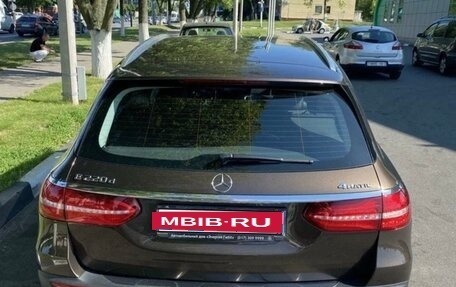 Mercedes-Benz E-Класс, 2017 год, 3 000 000 рублей, 4 фотография