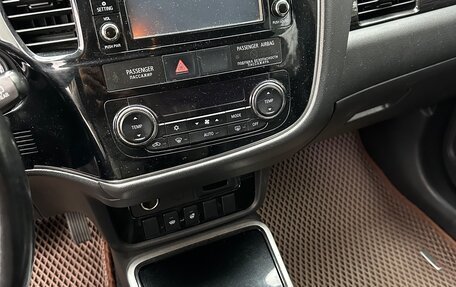 Mitsubishi Outlander III рестайлинг 3, 2017 год, 1 750 000 рублей, 23 фотография