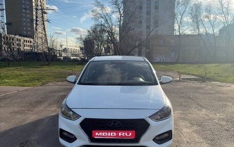 Hyundai Solaris II рестайлинг, 2018 год, 1 050 000 рублей, 1 фотография