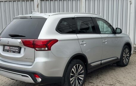Mitsubishi Outlander III рестайлинг 3, 2018 год, 2 250 000 рублей, 8 фотография