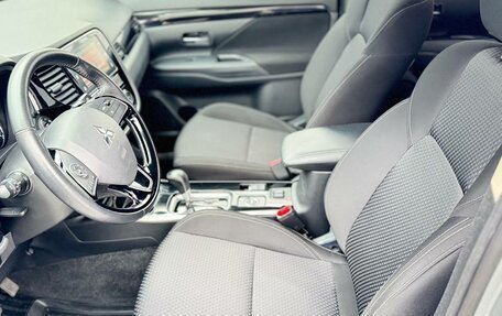 Mitsubishi Outlander III рестайлинг 3, 2018 год, 2 250 000 рублей, 11 фотография