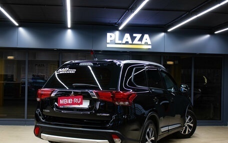 Mitsubishi Outlander III рестайлинг 3, 2015 год, 1 699 000 рублей, 4 фотография