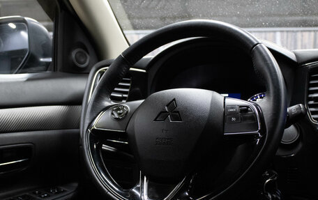 Mitsubishi Outlander III рестайлинг 3, 2015 год, 1 699 000 рублей, 8 фотография