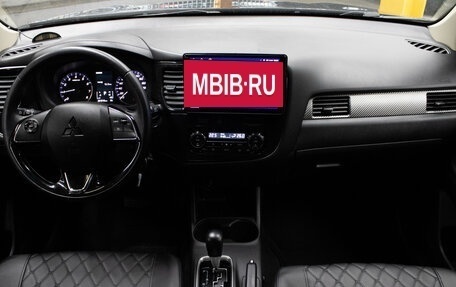 Mitsubishi Outlander III рестайлинг 3, 2015 год, 1 699 000 рублей, 10 фотография