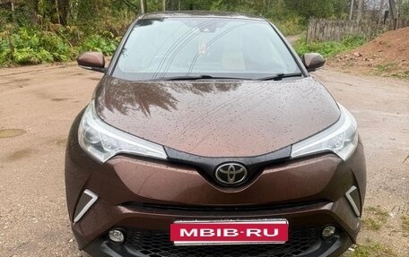 Toyota C-HR I рестайлинг, 2017 год, 1 800 000 рублей, 10 фотография